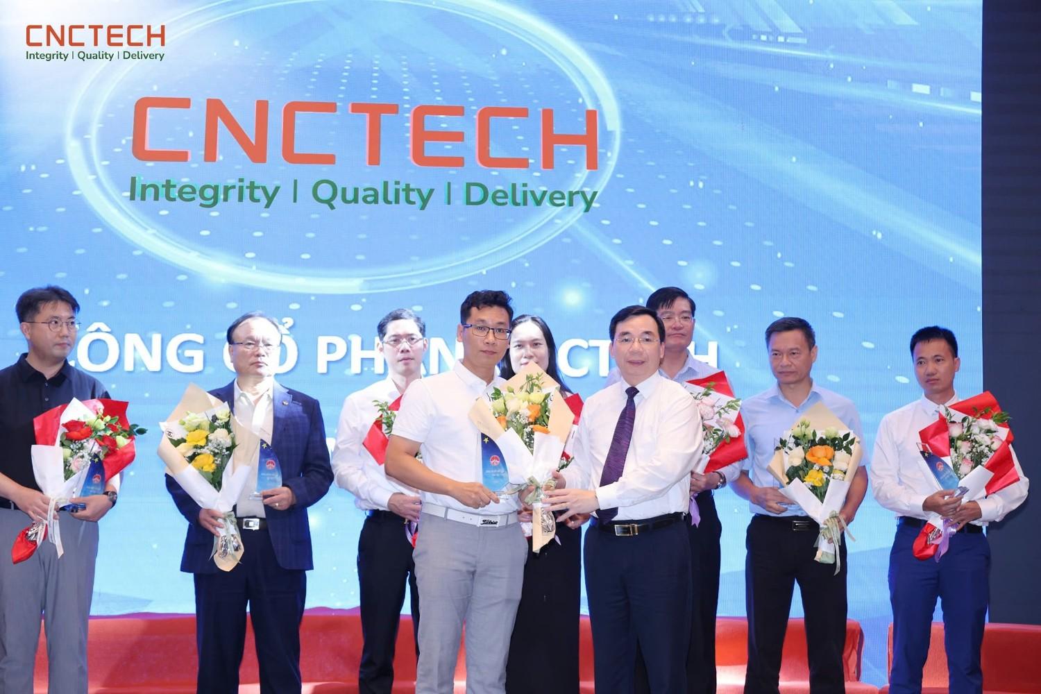 CNCTech Thăng Long và anh Nguyễn Thành Trung được vinh danh tại Lễ Tôn vinh Doanh nhân Doanh nghiệp xuất sắc tỉnh Vĩnh Phúc năm 2025