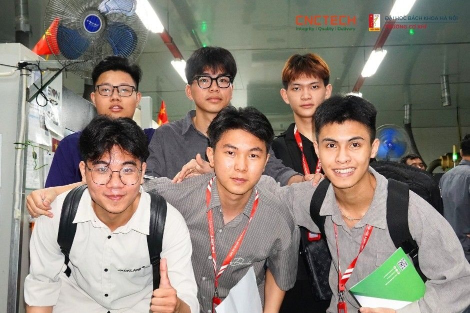 Sinh viên Đại học Bách khoa Hà Nội tham quan nhà máy CNCTech